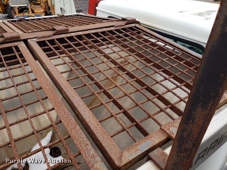 image for item DF3306 2001 International 4700 spreader truck