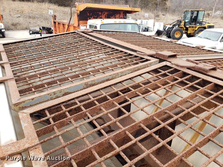 image for item DF3306 2001 International 4700 spreader truck