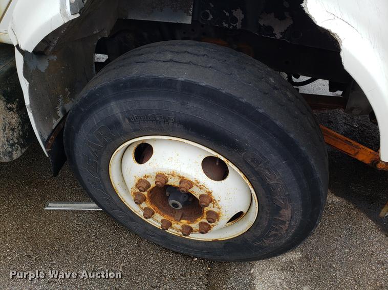 image for item DF3306 2001 International 4700 spreader truck