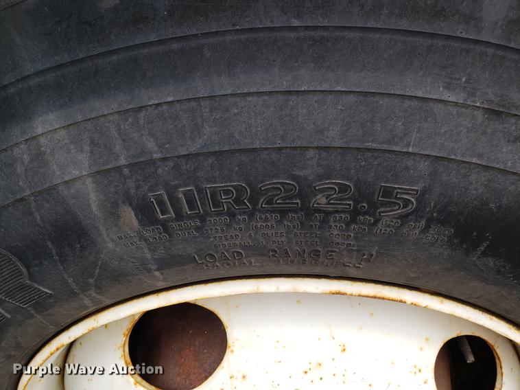 image for item DF3306 2001 International 4700 spreader truck