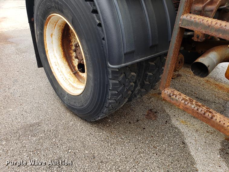 image for item DF3306 2001 International 4700 spreader truck