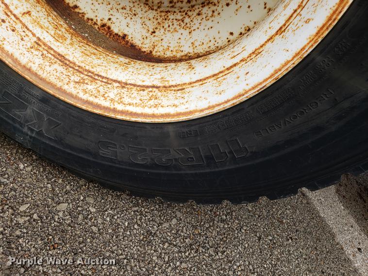 image for item DF3306 2001 International 4700 spreader truck