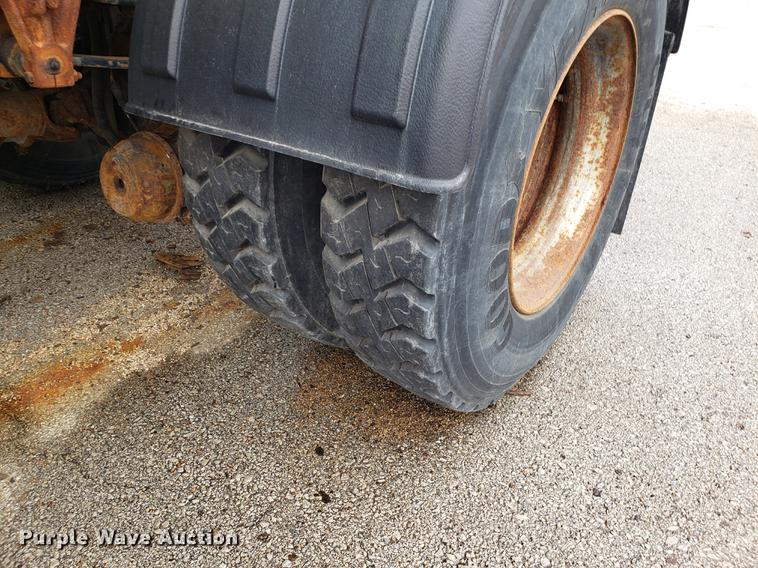 image for item DF3306 2001 International 4700 spreader truck