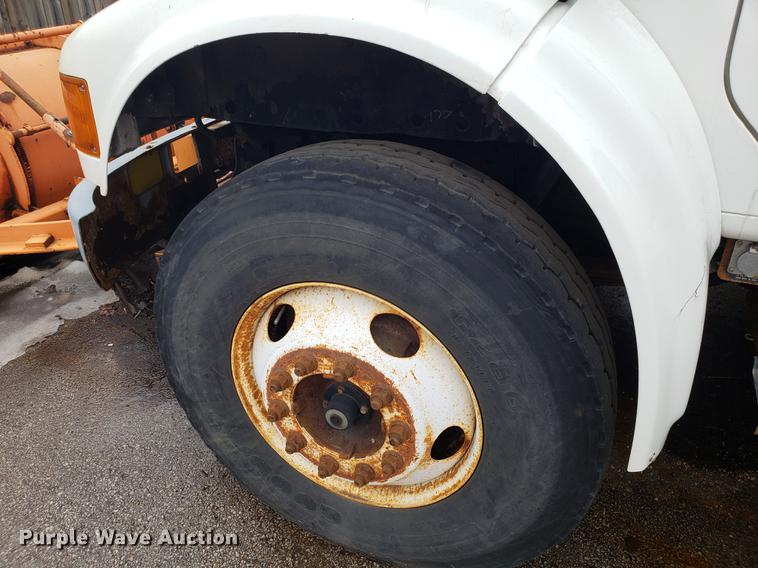 image for item DF3306 2001 International 4700 spreader truck