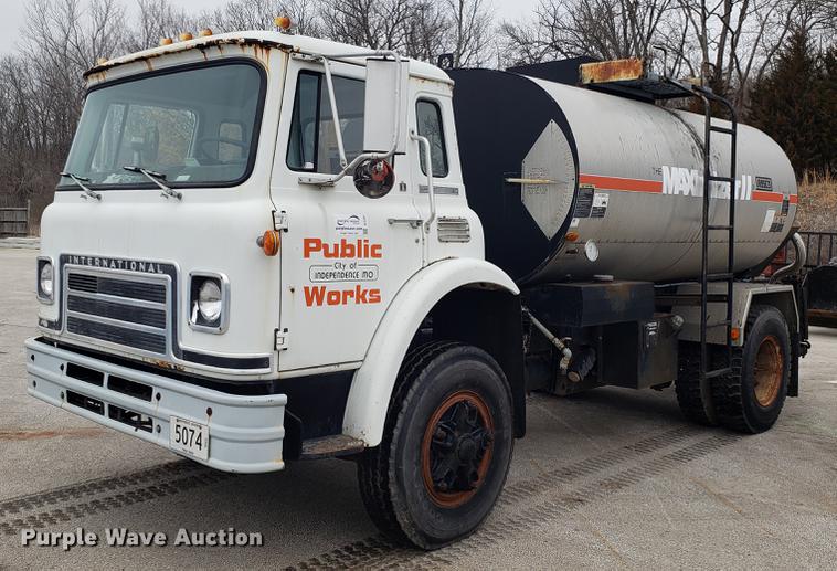 image for item DF3308 1979 International oil distributor truck