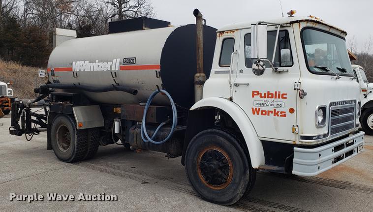 image for item DF3308 1979 International oil distributor truck