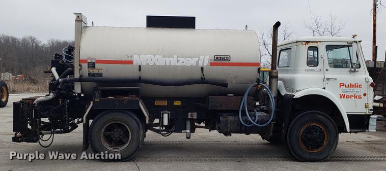 image for item DF3308 1979 International oil distributor truck