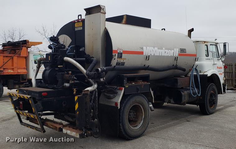 image for item DF3308 1979 International oil distributor truck