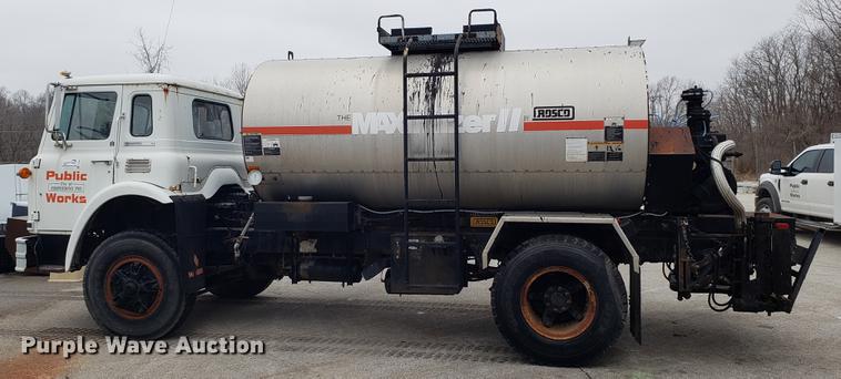 image for item DF3308 1979 International oil distributor truck