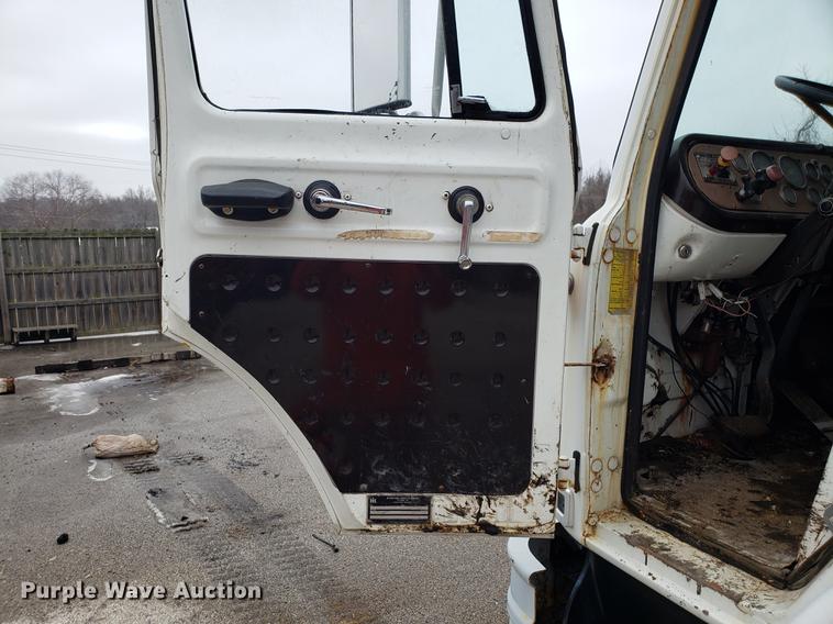 image for item DF3308 1979 International oil distributor truck