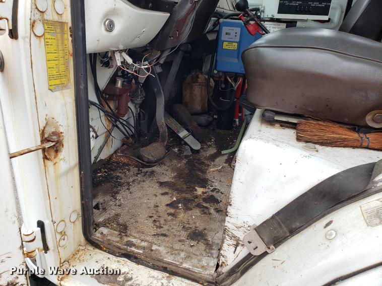 image for item DF3308 1979 International oil distributor truck