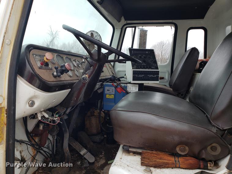 image for item DF3308 1979 International oil distributor truck