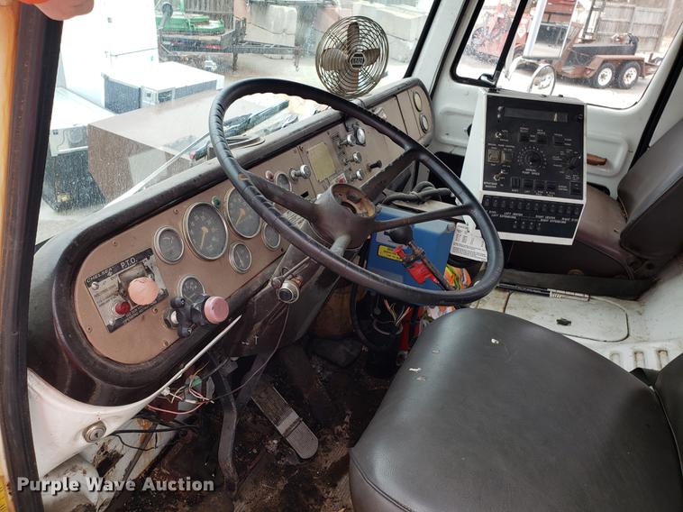 image for item DF3308 1979 International oil distributor truck