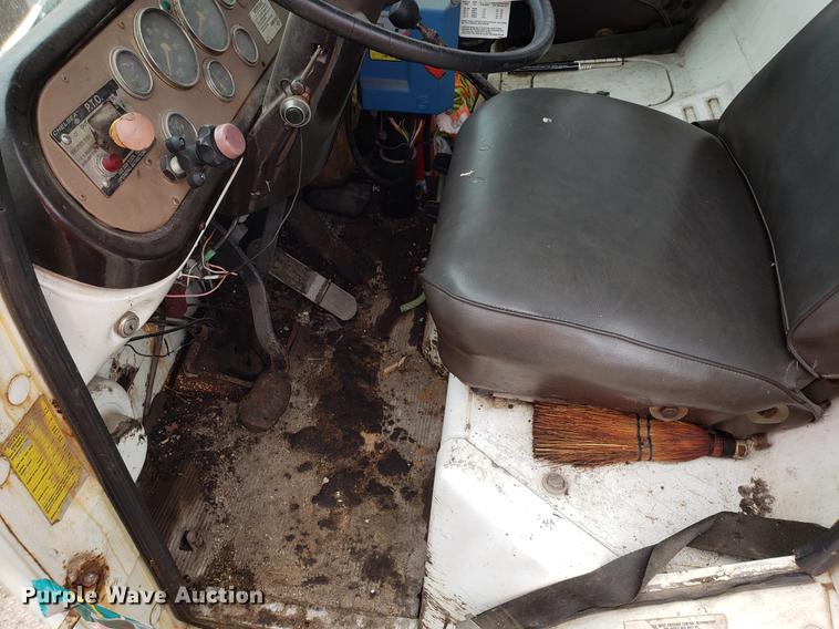 image for item DF3308 1979 International oil distributor truck