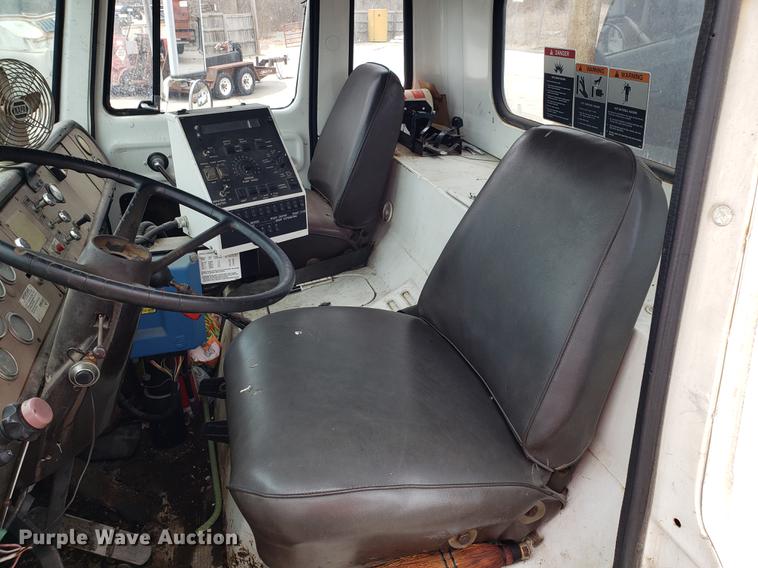 image for item DF3308 1979 International oil distributor truck