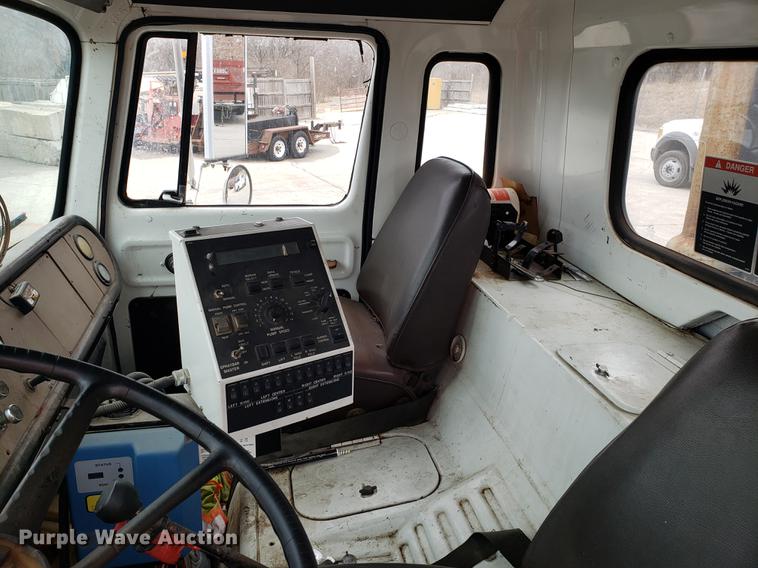 image for item DF3308 1979 International oil distributor truck