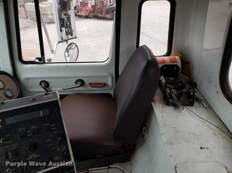 image for item DF3308 1979 International oil distributor truck