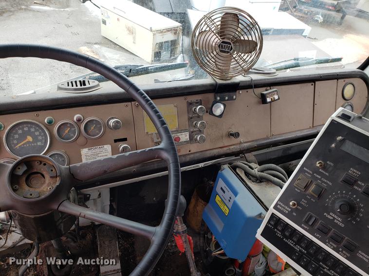 image for item DF3308 1979 International oil distributor truck