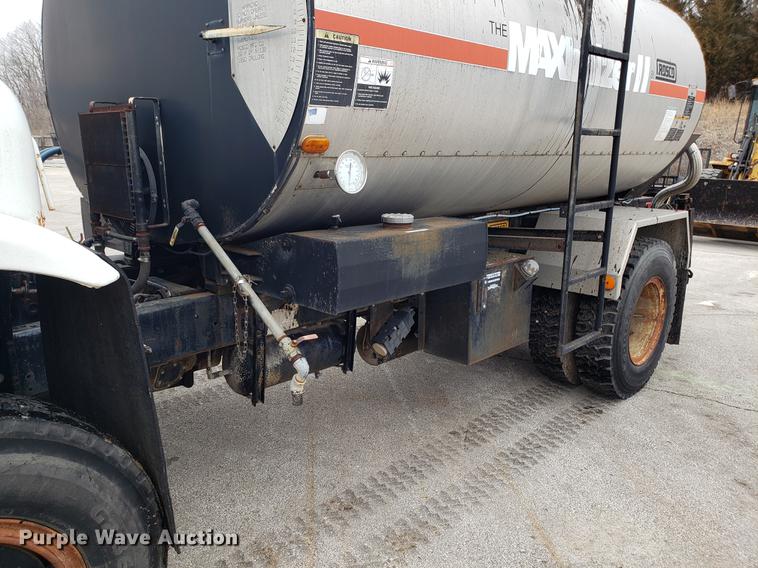 image for item DF3308 1979 International oil distributor truck