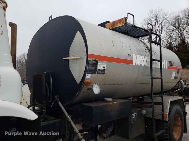 image for item DF3308 1979 International oil distributor truck