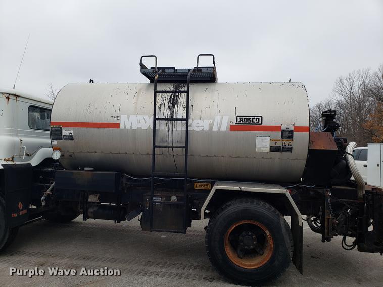 image for item DF3308 1979 International oil distributor truck