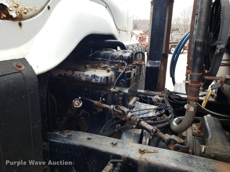 image for item DF3308 1979 International oil distributor truck