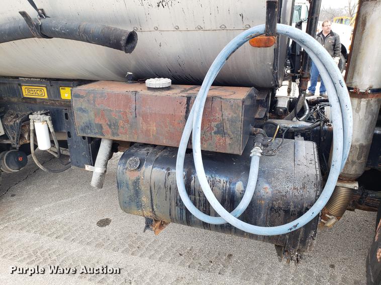 image for item DF3308 1979 International oil distributor truck