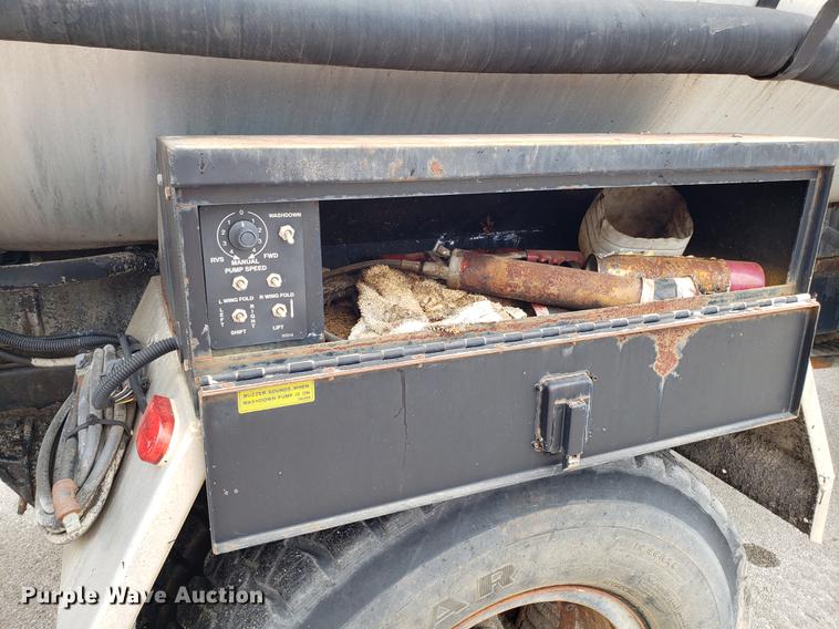 image for item DF3308 1979 International oil distributor truck