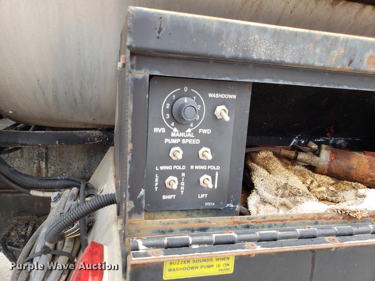 image for item DF3308 1979 International oil distributor truck