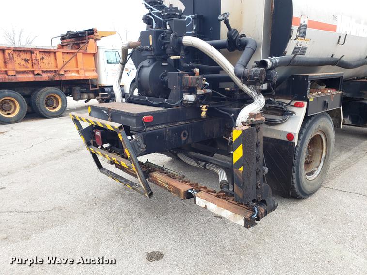 image for item DF3308 1979 International oil distributor truck