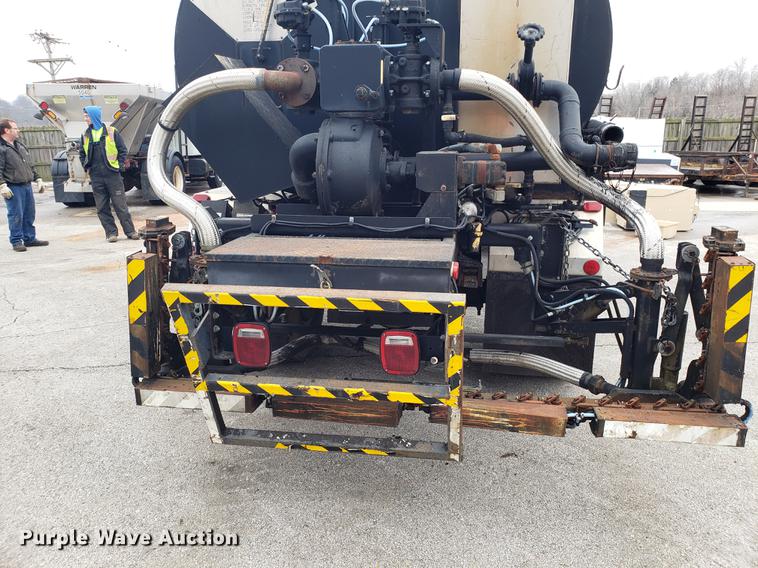 image for item DF3308 1979 International oil distributor truck