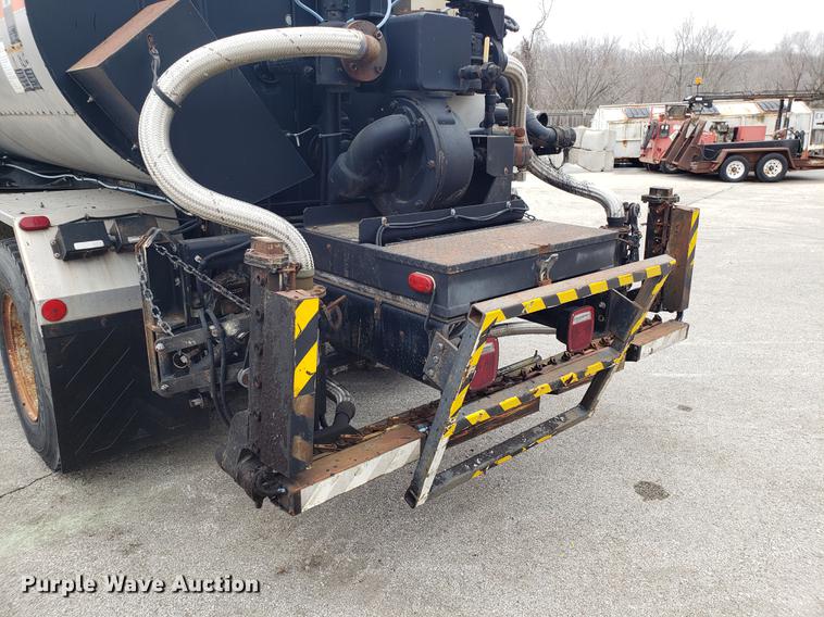 image for item DF3308 1979 International oil distributor truck