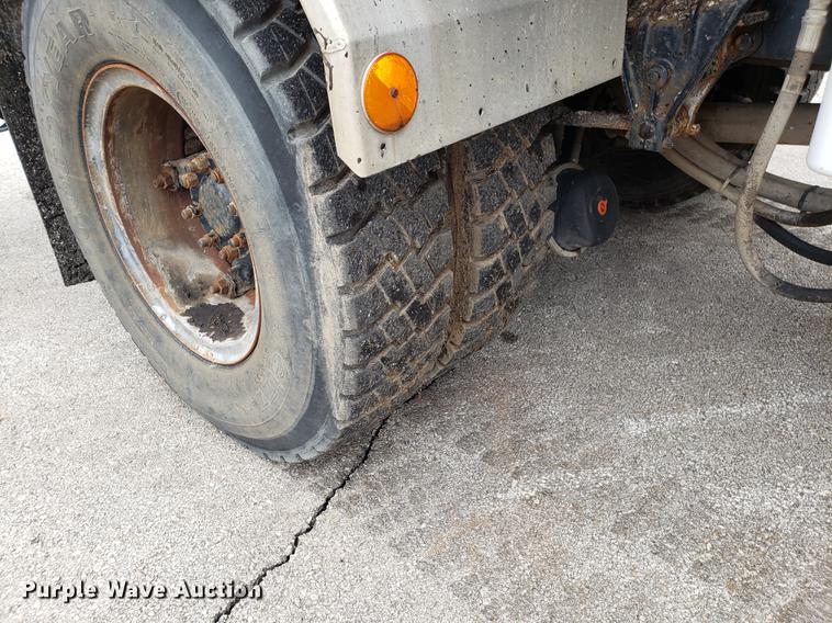 image for item DF3308 1979 International oil distributor truck