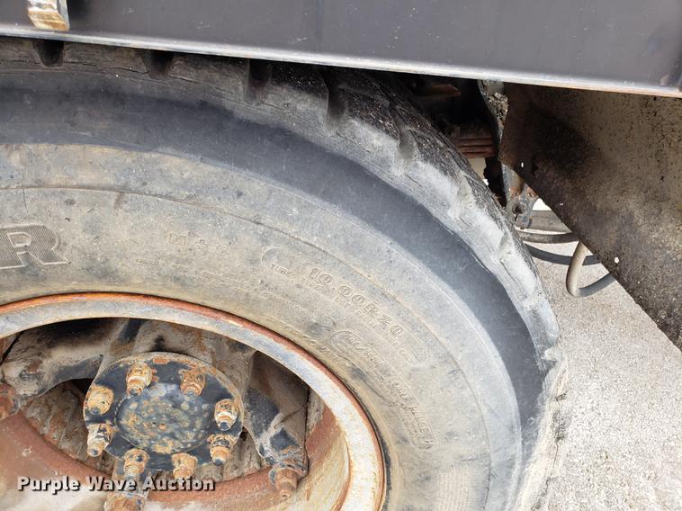 image for item DF3308 1979 International oil distributor truck