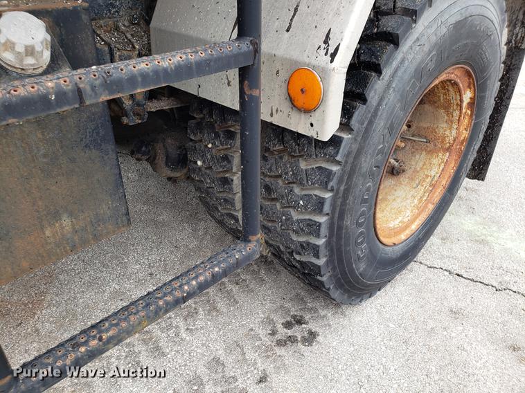 image for item DF3308 1979 International oil distributor truck