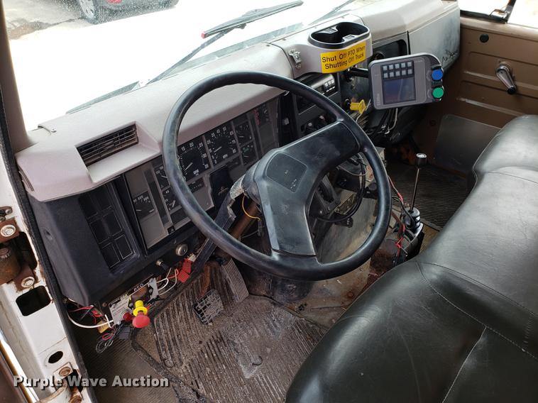 image for item DF3315 1997 International 4900 dump truck