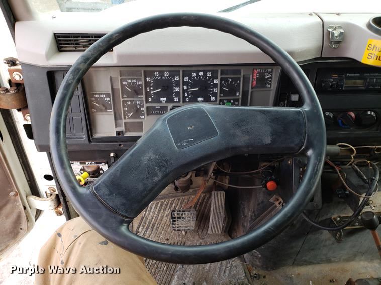 image for item DF3315 1997 International 4900 dump truck