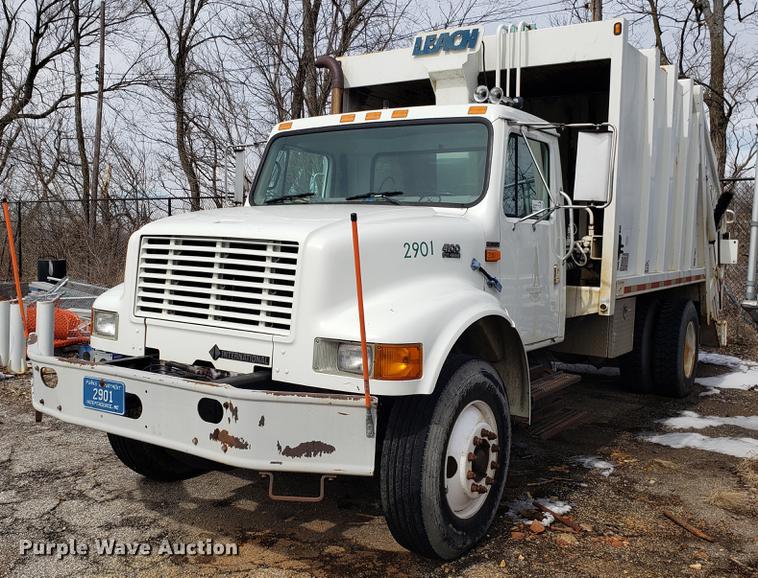 image for item DF3319 1998 International 4900 refuse truck