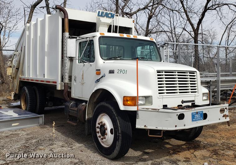 image for item DF3319 1998 International 4900 refuse truck