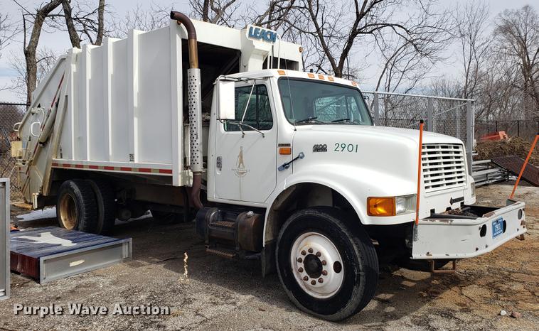 image for item DF3319 1998 International 4900 refuse truck