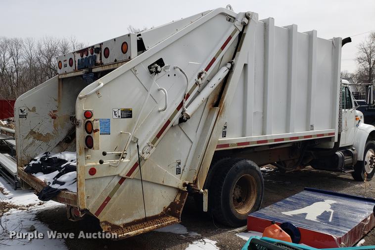 image for item DF3319 1998 International 4900 refuse truck