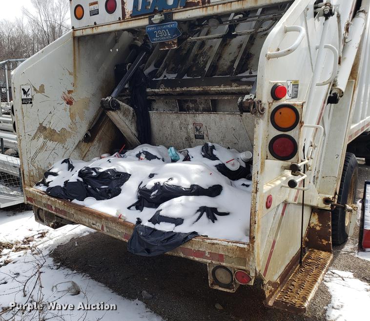 image for item DF3319 1998 International 4900 refuse truck