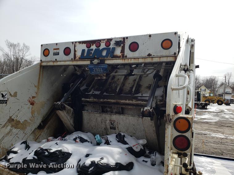 image for item DF3319 1998 International 4900 refuse truck