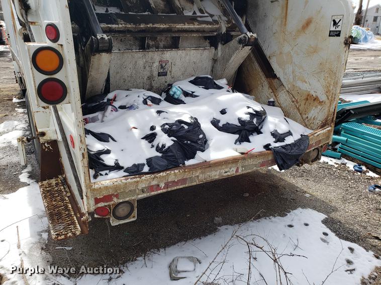 image for item DF3319 1998 International 4900 refuse truck