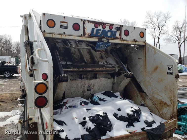image for item DF3319 1998 International 4900 refuse truck