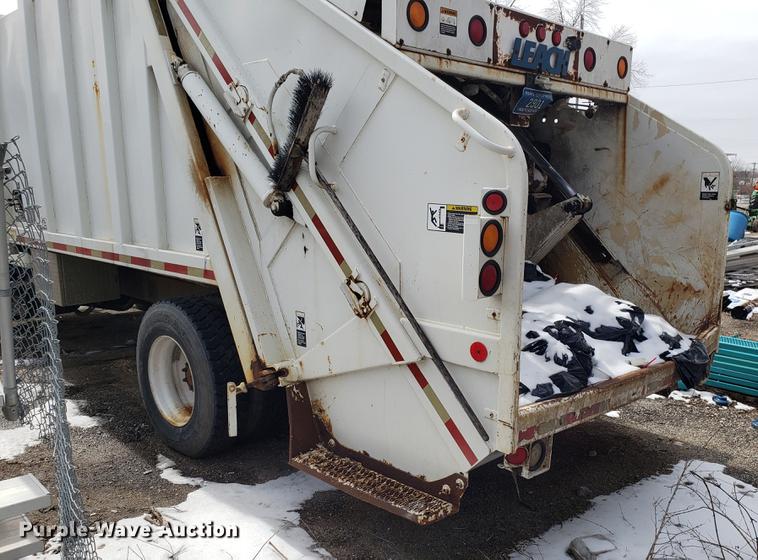 image for item DF3319 1998 International 4900 refuse truck