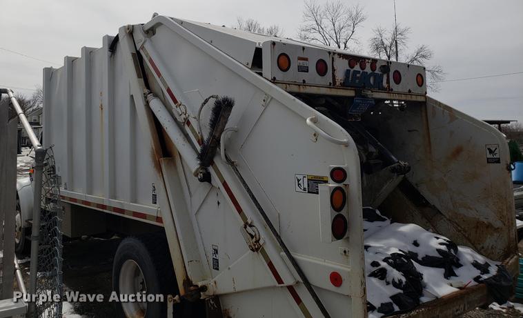 image for item DF3319 1998 International 4900 refuse truck