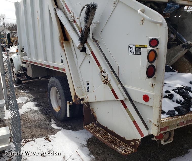 image for item DF3319 1998 International 4900 refuse truck