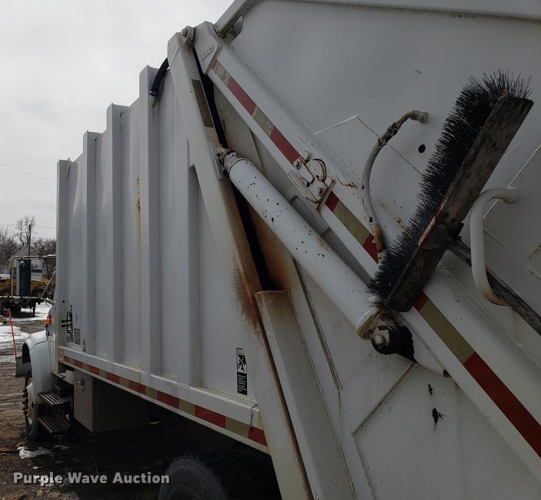 image for item DF3319 1998 International 4900 refuse truck