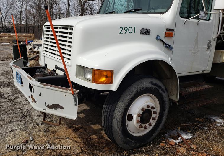 image for item DF3319 1998 International 4900 refuse truck